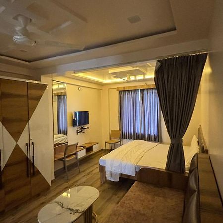 Hotel Royal Pure Veg Restaurant And Lodging Ambegaon Exterior foto