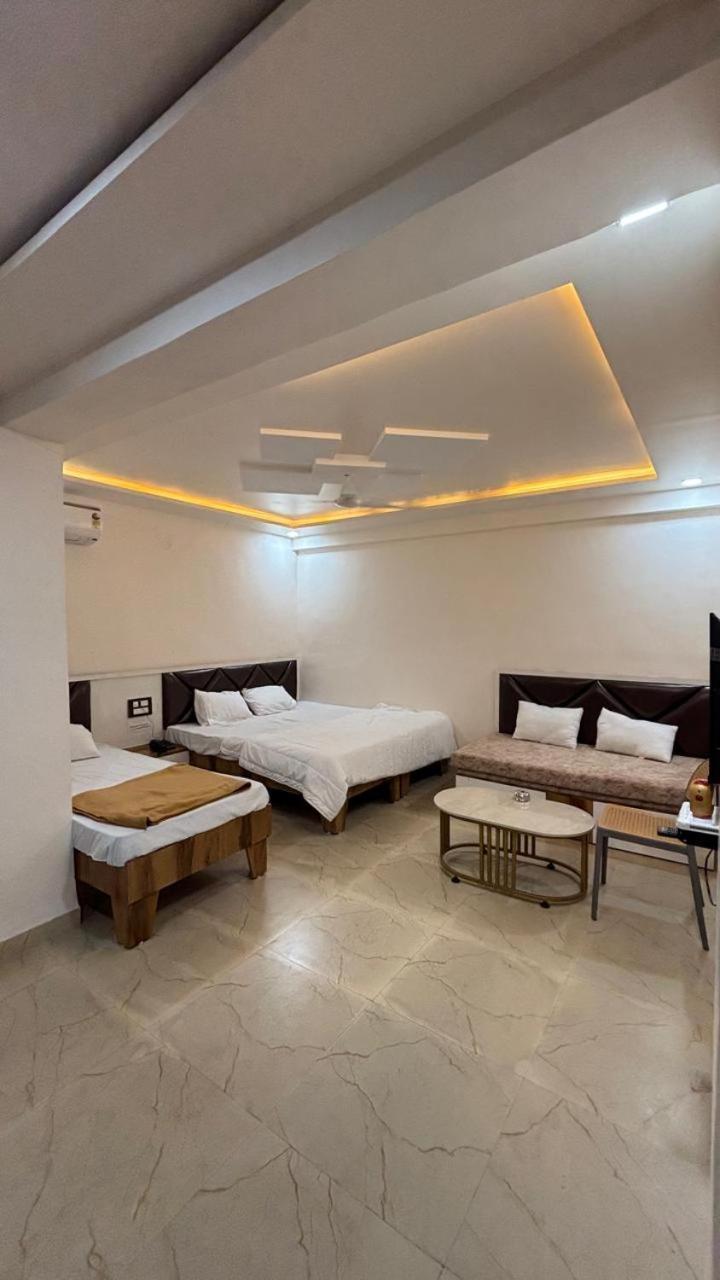 Hotel Royal Pure Veg Restaurant And Lodging Ambegaon Exterior foto