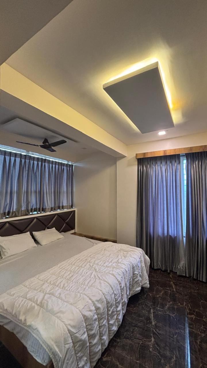 Hotel Royal Pure Veg Restaurant And Lodging Ambegaon Exterior foto